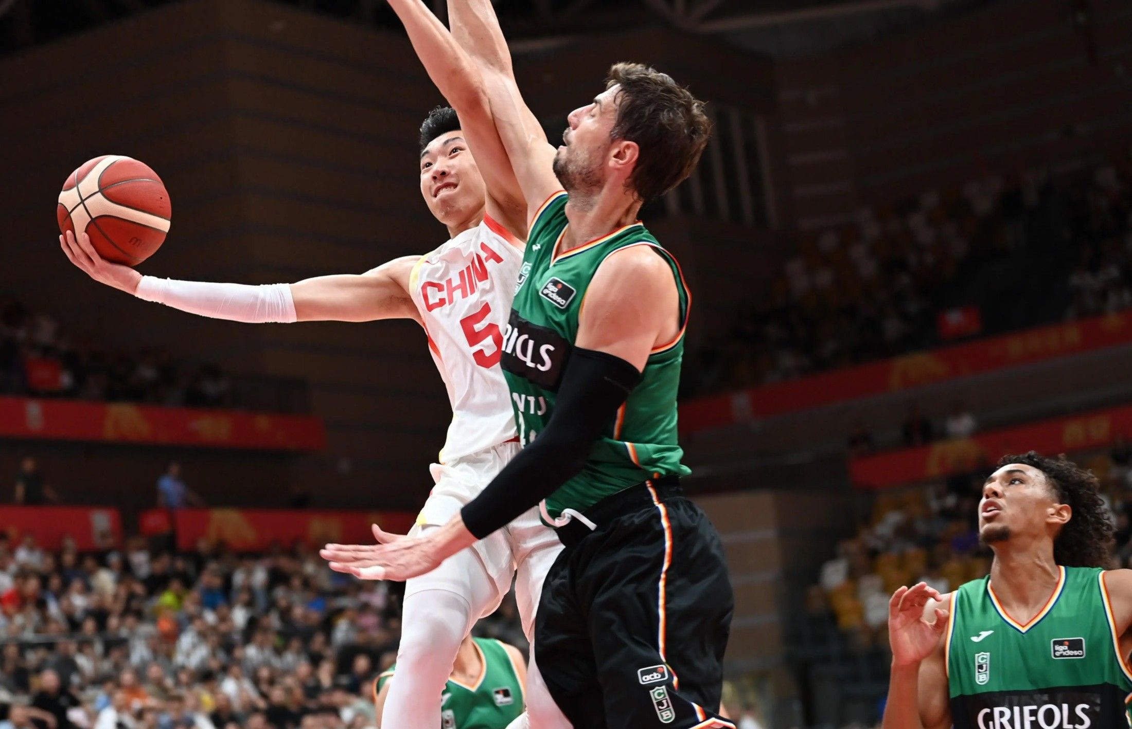 鹈鹕鏖战山西队，欧文统治全场