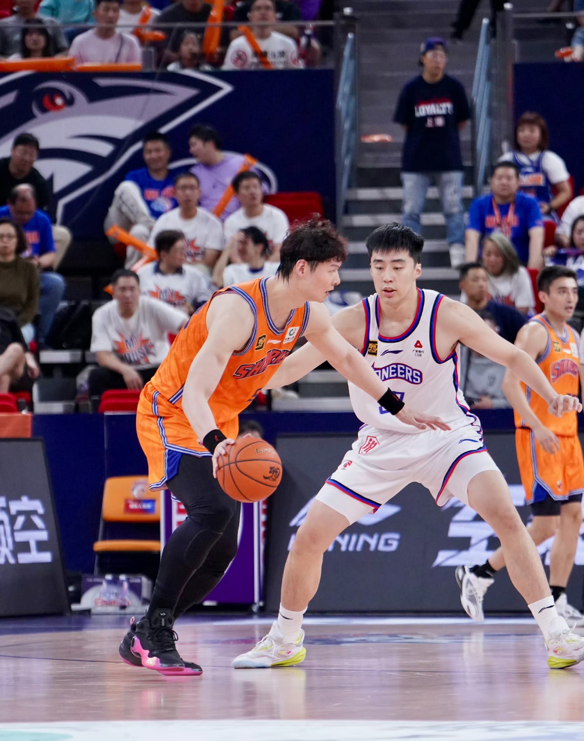 山东队险胜猛龙,王哲林刷新纪录 山东队险胜猛龙,王哲林刷新纪录