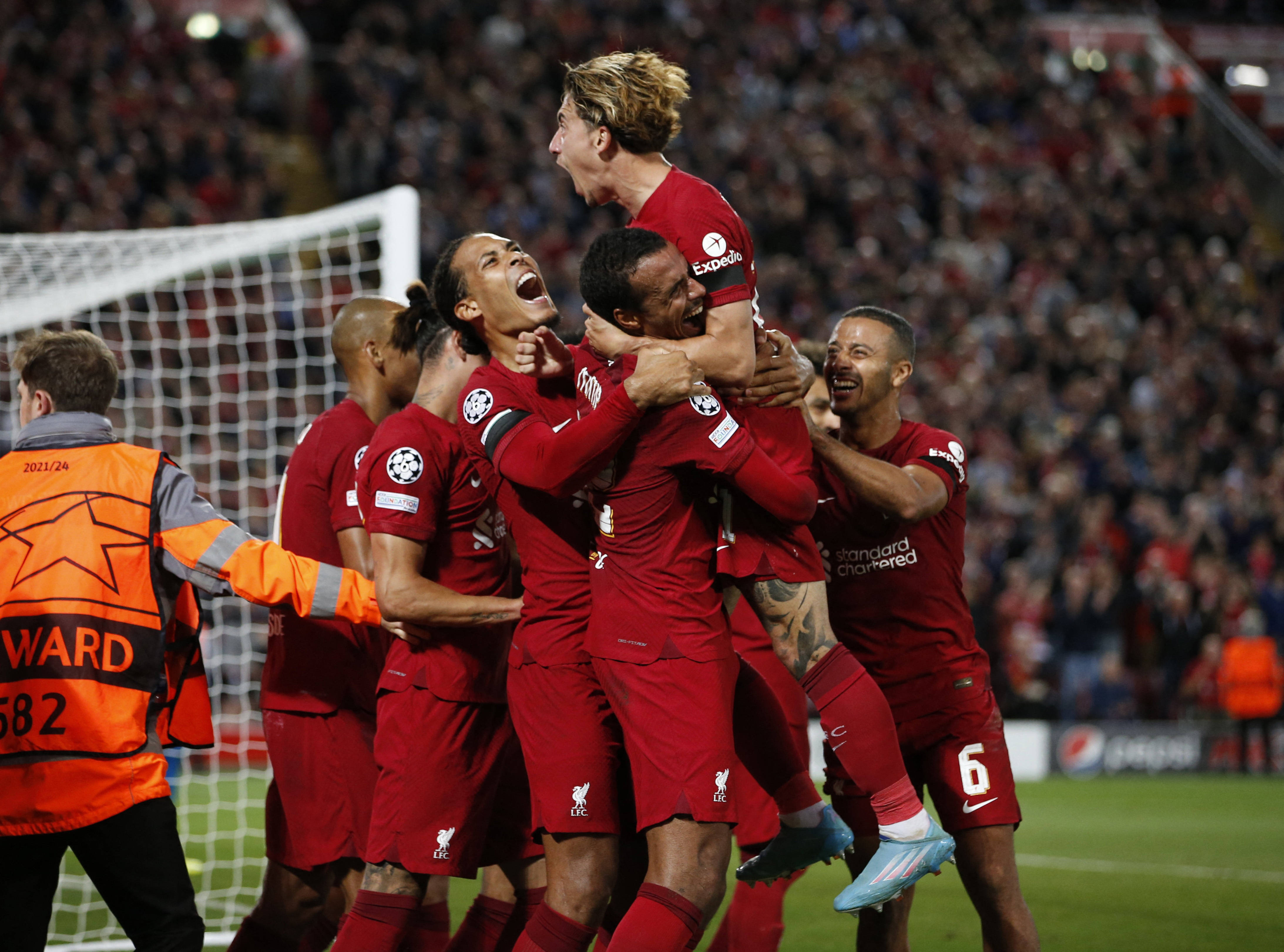 那不勒斯绝杀中国，范佩西三分雨点燃全场